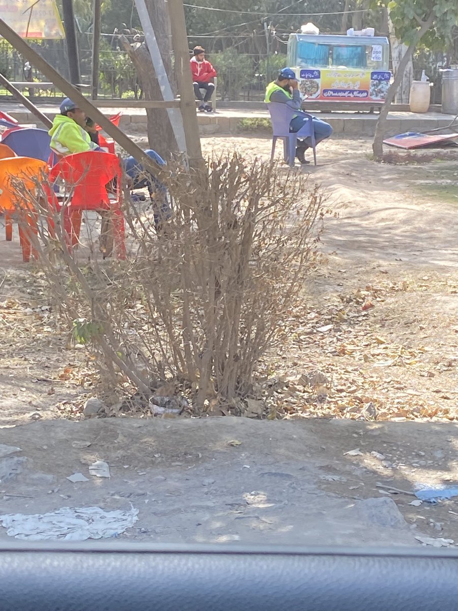 ImranQ1979's tweet photo. @ctplahore this pic taken around 1:30pm today on the college road signal located near Jannat marriage hall Lahore, both wardens are using mobiles while sitting in green belt n people r violating traffic rules n traffic is stuck, plz take notice. https://t.co/MaEDRO71l7