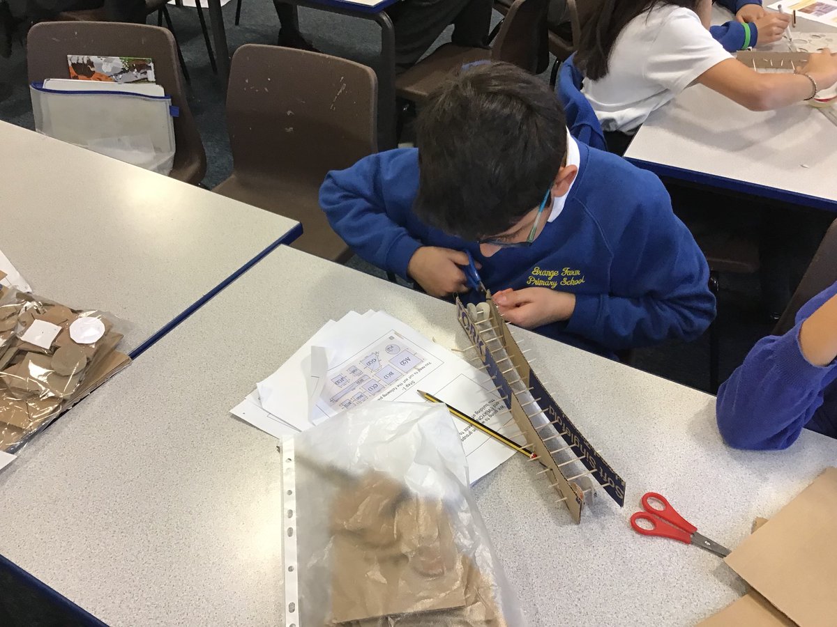 gfprimarycov's tweet photo. Year 5 have been creating cranes in DT, using a pulley mechanism. They worked with great teamwork and precision to measure, cut and assemble the pieces together. #GFDT #GFYear5 #GFScience https://t.co/FdN5gUFSJU