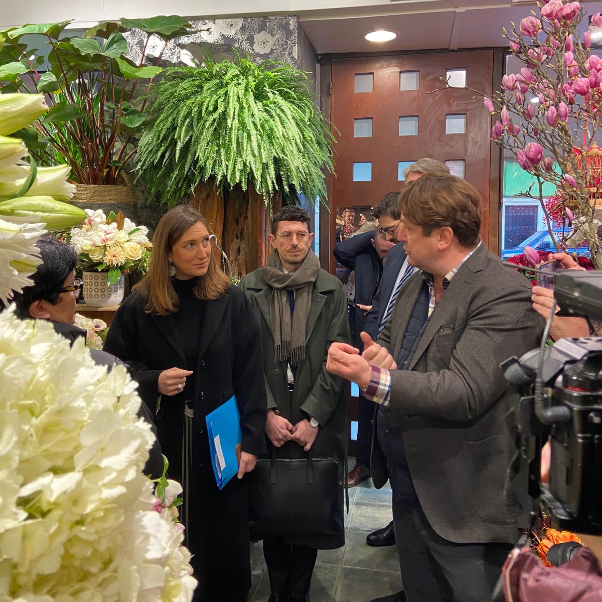 UnionFleuristes's tweet photo. 💐 À la veille de la Saint Valentin, la Ministre @CGrandjean_ rend visite à des jeunes #fleuristes en #alternance. L'occasion de rencontrer le Président de l'École Nationale des Fleuristes, Pascal Mutel, pour échanger sur l'#apprentissage et la #formation chez les fleuristes. https://t.co/Q6zYnnjtk3