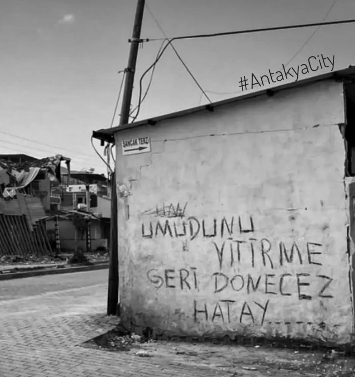 Hataya bakıyorduk,Sönen anılarımıza bakıyorduk,ölen hayallerimize,yıkılan düşlerimize.Sönen anılarımızı,ölen hayallerimizi,yıkılan düşlerimizi yüklenip yorgun bir şilep gibi bizden uzaklaşan şehrimize.Şehrimizle birlikte yitirdiğimiz sevdiklerimize,kendimize bakıyorduk. #antakya