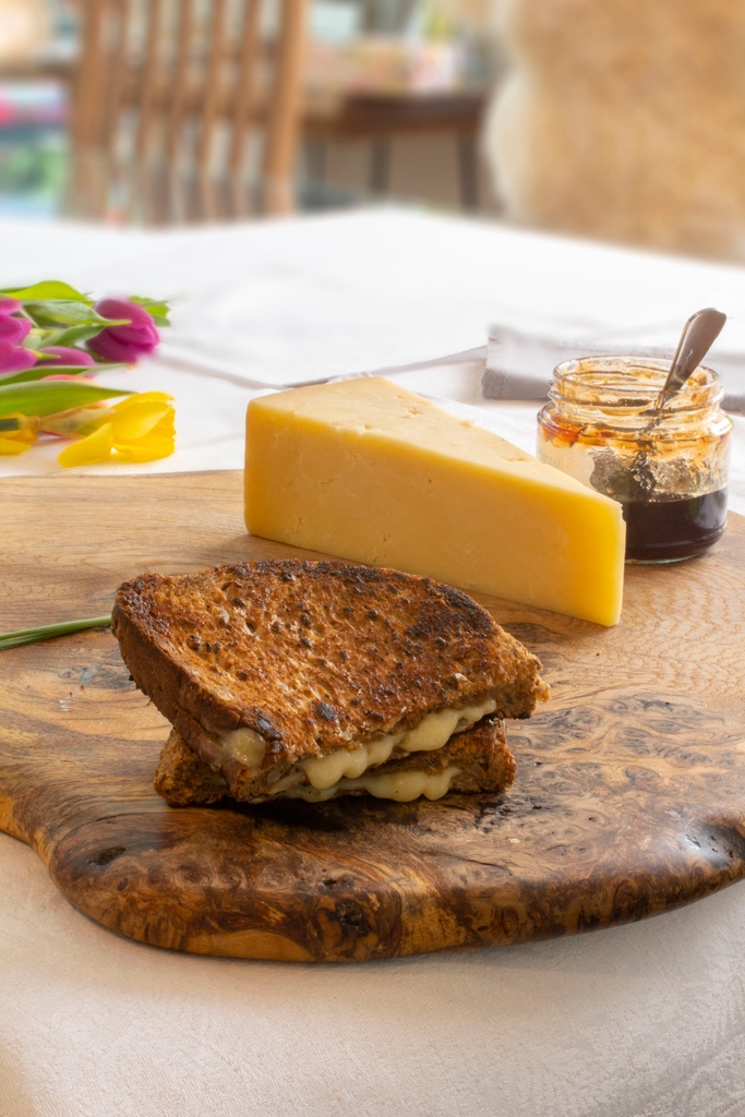 We heard today was National Cheddar Day so we thought we'd celebrate in style with a lovely, gooey, Pitchfork toastie. There's nothing like toasted bread and melted cheddar to banish those winter blues.
#nationalcheddarday
#pitchforkcheddar
#cheddarcheese
#artisansomersetcheddar