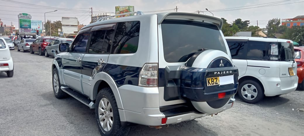 SashcomM's tweet photo. 2010 Mitsubishi Pajero | 3000cc Diesel Automatic | 7 Seater | Leather Seats | Reverse Camera| Steering Control | Parking Sensors Very Clean 
✅ Price 1.95M Trade In Accepted 
Call / What's app +254 782 392081
Website Link ; https://t.co/ZlWgyrGlvQ
 #MitsubushiPajero #Gachagua https://t.co/46u4Cyh4bW