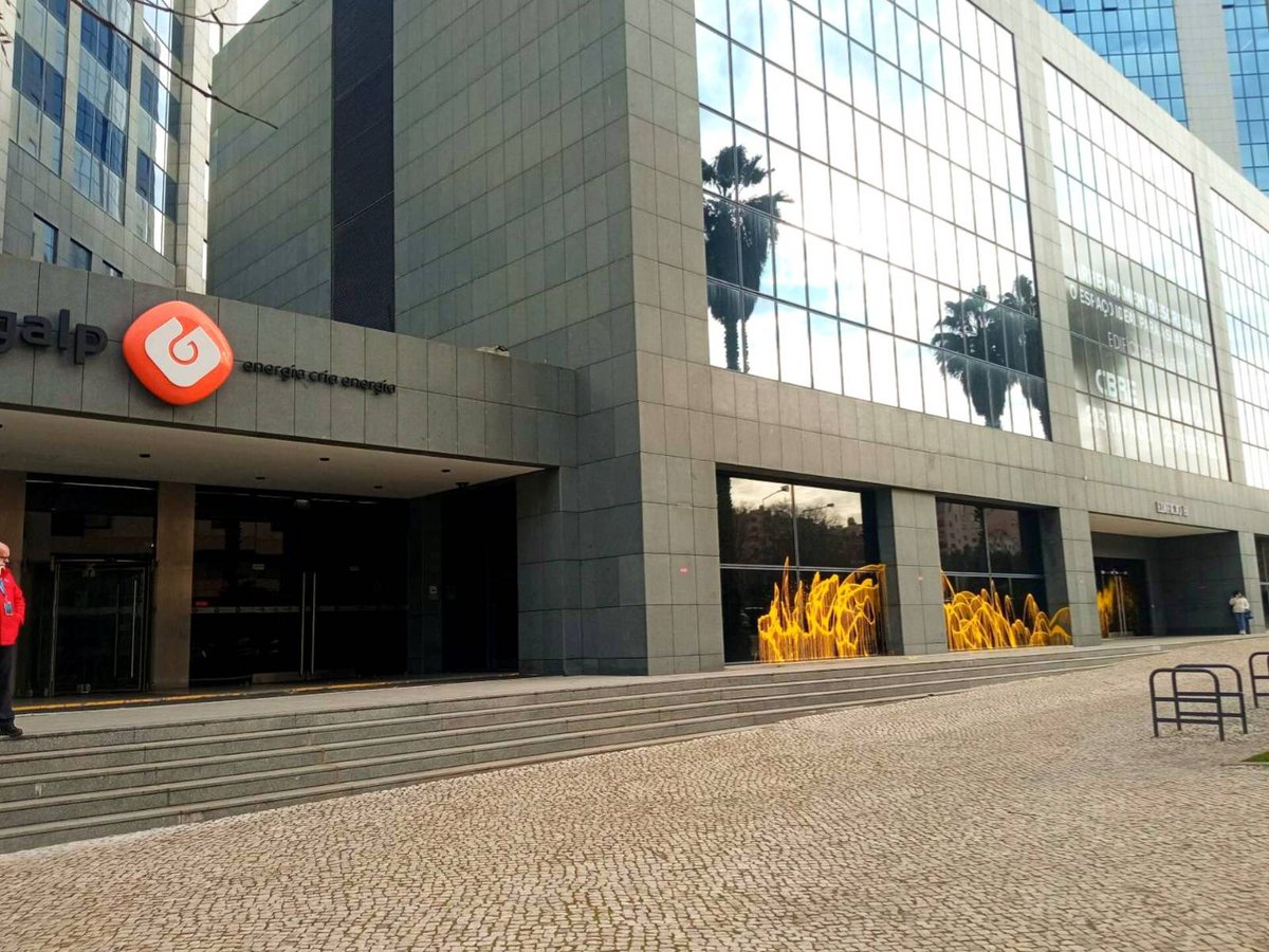 ⚠️ ESTÃO A LUCRAR ÀS NOSSAS CUSTAS E ESTÃO A DESTRUIR O PLANETA  ⚠️

✊ Esta manhã, apoiantes de Parar o Gás, protestaram contra o maior lucro de sempre da Galp, numa ação que levou resultou na denúncia do crime social que é “lucrar com o sofrimento da população portuguesa”.