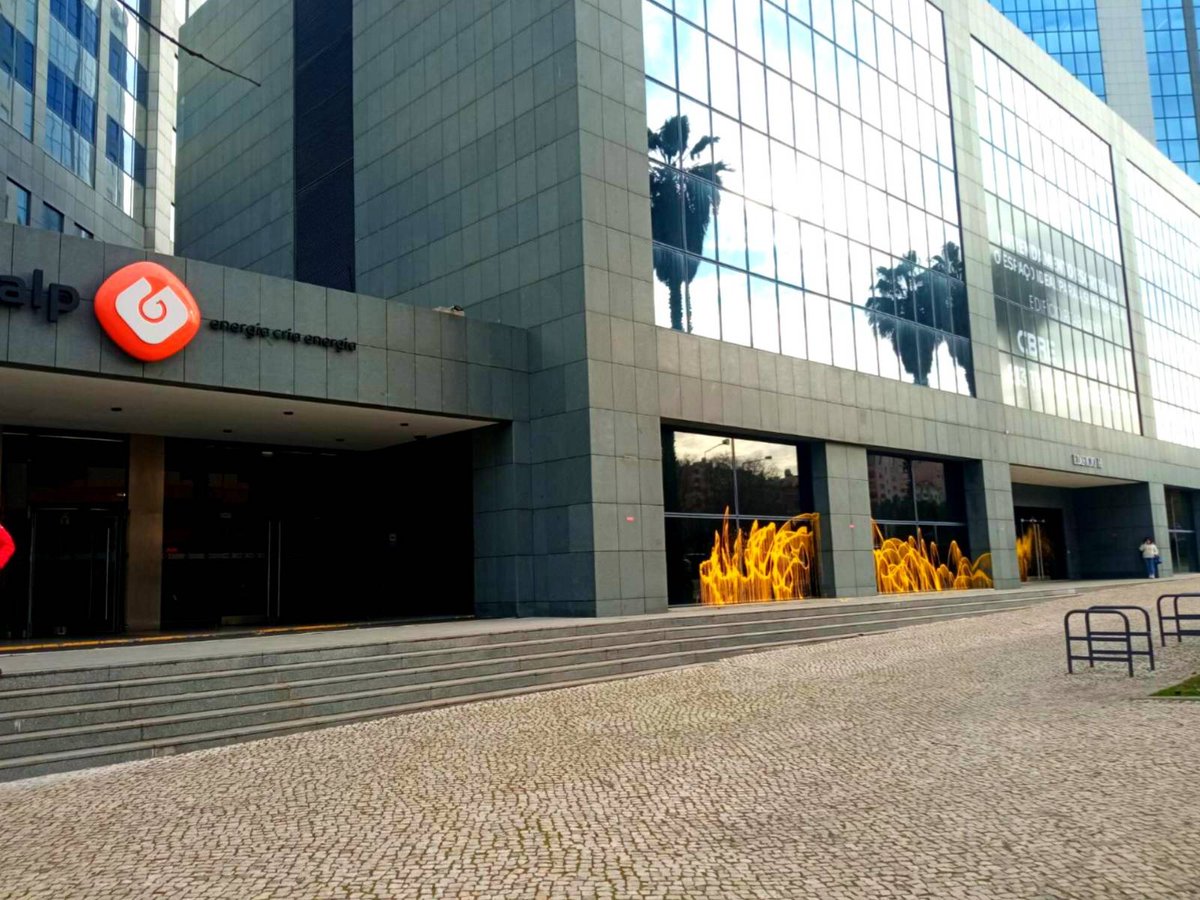 “As mortes que tivermos este inverno por frio, derivadas da crise do aumento do custo de vida, estão nas mãos da GALP, REN e EDP. É preciso uma alternativa social, acessível e renovável”
#PararOGas #GasParaTras #AcaoClimatica #FimAoGasFossil #StopGas #JusticaClimatica