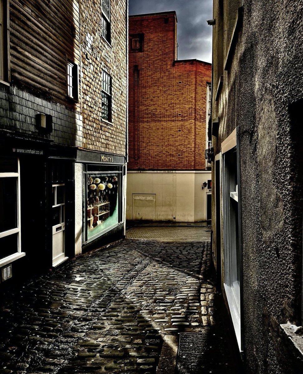 ExeterLiving's tweet photo. Film noir vibes ~ Litte Castle Street, Exeter
๐ธ by @davethebonsai (Instagram)
#Exeter #Exeteruk #Exeterstreet #Exetercity https://t.co/3CYeP8YZHA