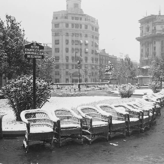 Tal dia com avui .. Cadires de vímet cobertes de neu després d'una nevada, a la plaça de Catalunya , a Barcelona.

13/02/1932

📷 Sagarra i Torrents 

<a href="/arxiunacional/">Arxiu Nacional</a>

#plaçacatalunya #barcelona #taldiacomavui #colorized #historiaambcolor