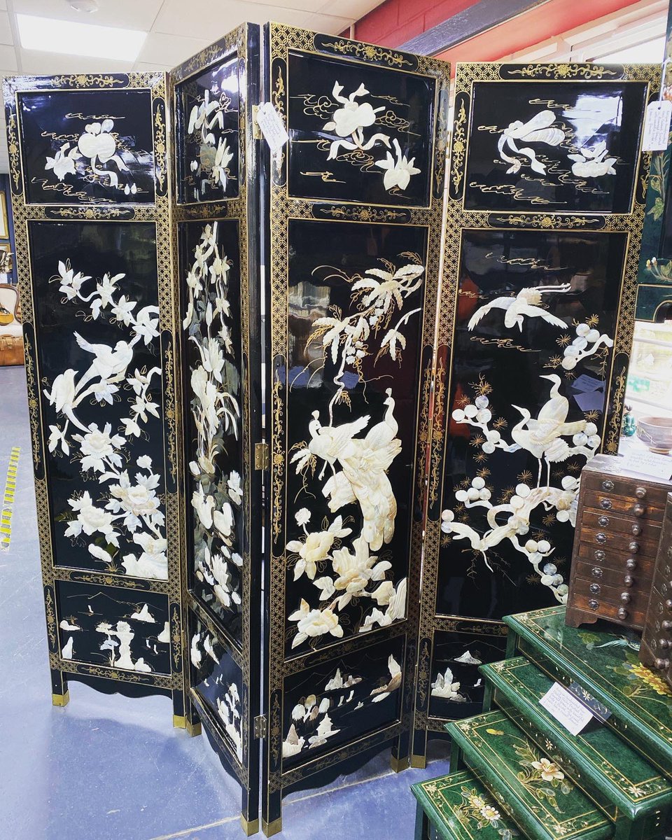 astraantiques's tweet photo. Let’s start Monday with a bang,this stunning vintage black lacquered with mother of pearl detail screen/room divider is a show stopper and now available. #interiordesign #chineseinterior #chinesescreen #chineseroomdivider #motherofpearlscreen #laqueredscreen #astraantiquescentre https://t.co/UkPNbeKKyG