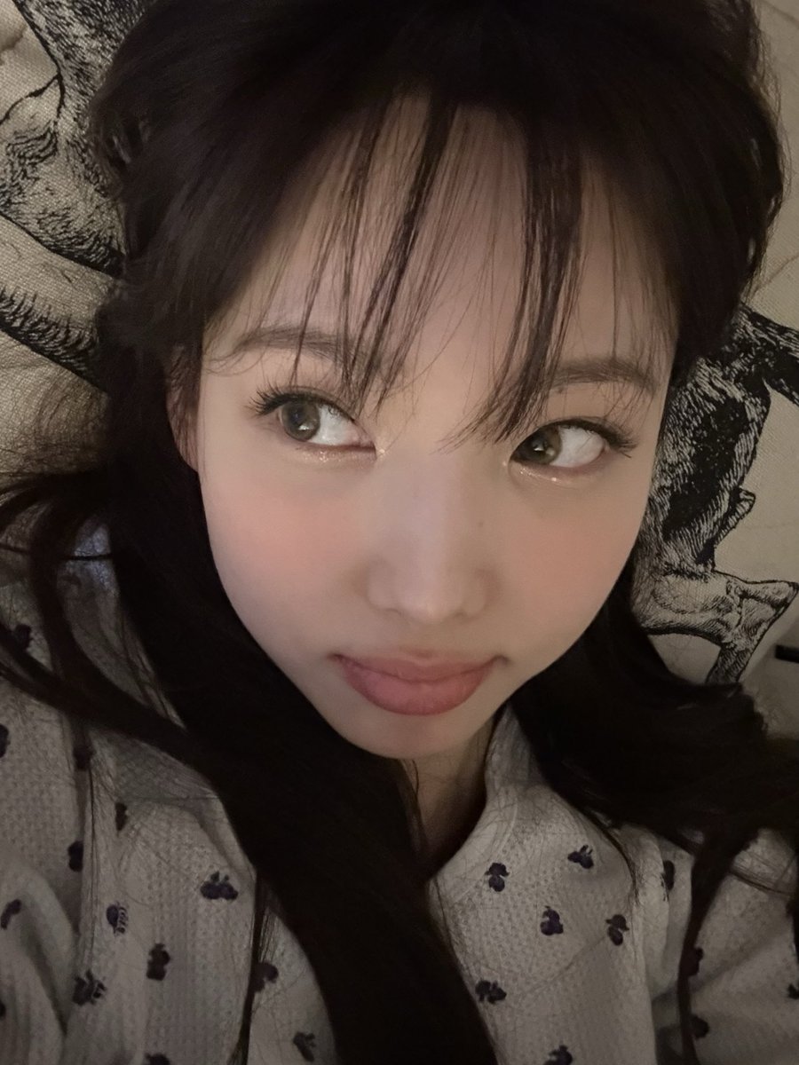 inybbl's tweet photo. 🧸💬

“Should i change my profile picture”
“(Choose) among these ㅎ including the current one!” https://t.co/5Calzl5M8W