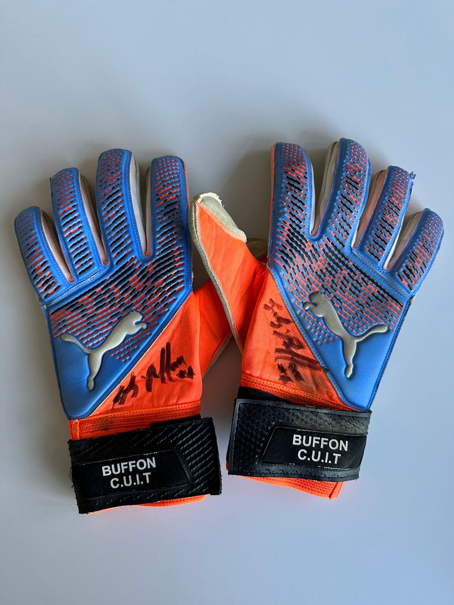 Son adam <a href="/gianluigibuffon/">Gianluigi Buffon</a> 

Tarihin en iyisi Gianluigi Buffon imzalı eldivenleri ile destek oluyor.
Efsane'nin eldivenlerini açık artırmayla satışa çıkarıyoruz.

Gelir deprem bölgesinde kullanılmak üzere <a href="/ahbap/">Ahbap</a> 'a bağışlanacaktır.

Katkıları için Deniz Agnelli'ye çok teşekkürler.