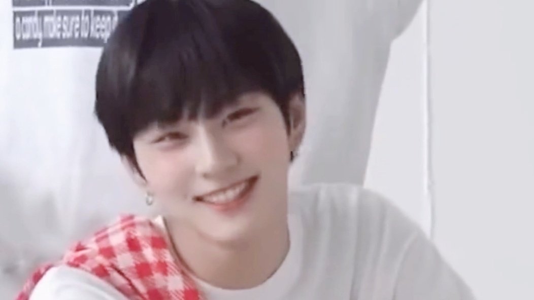 meltyorheart's tweet photo. how old is this babycat plsssss ㅠ ㅅ ㅠ https://t.co/xkzJpKaWXJ