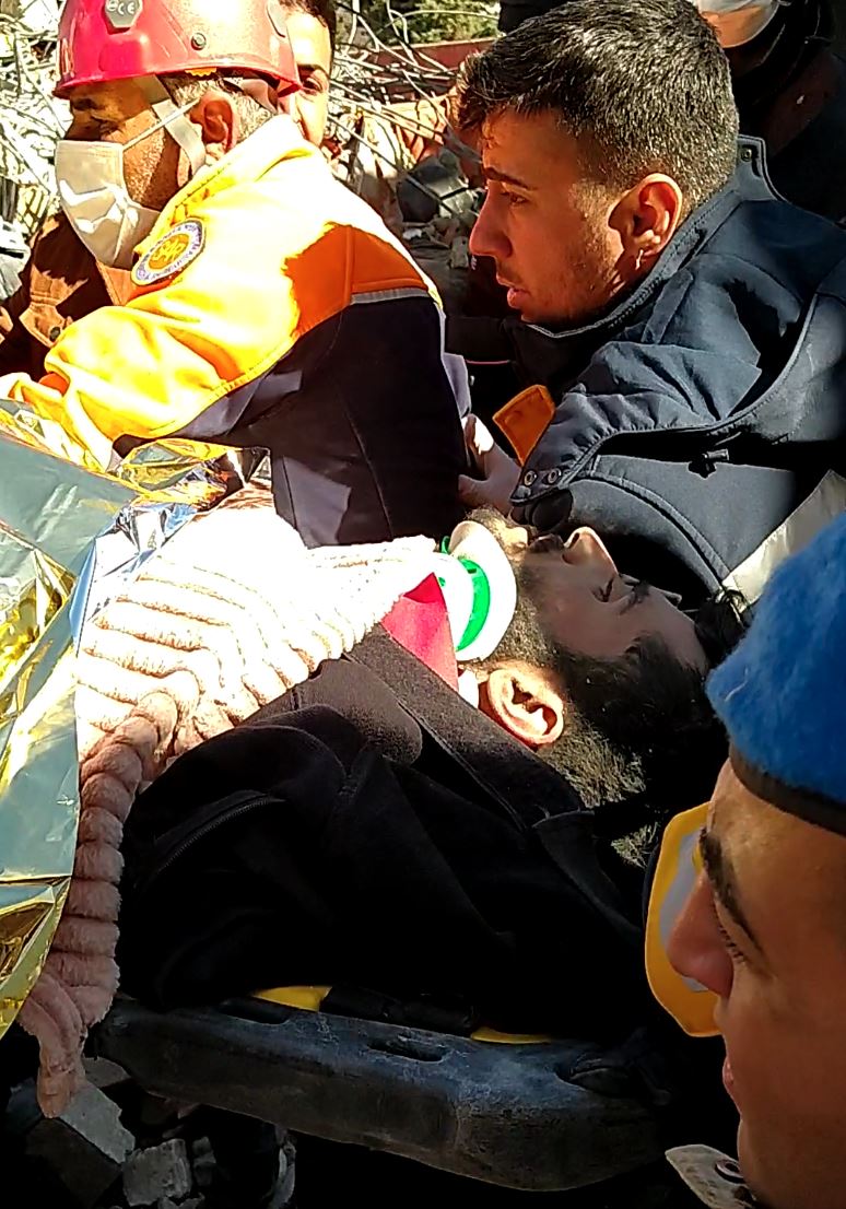 6 yaşındaki Miray 178 saat sonra,
35 yaşındaki Bünyamin, 177 saat sonra
Adıyaman'da enkazdan sağ olarak çıkarıldılar. Şükürler olsun…