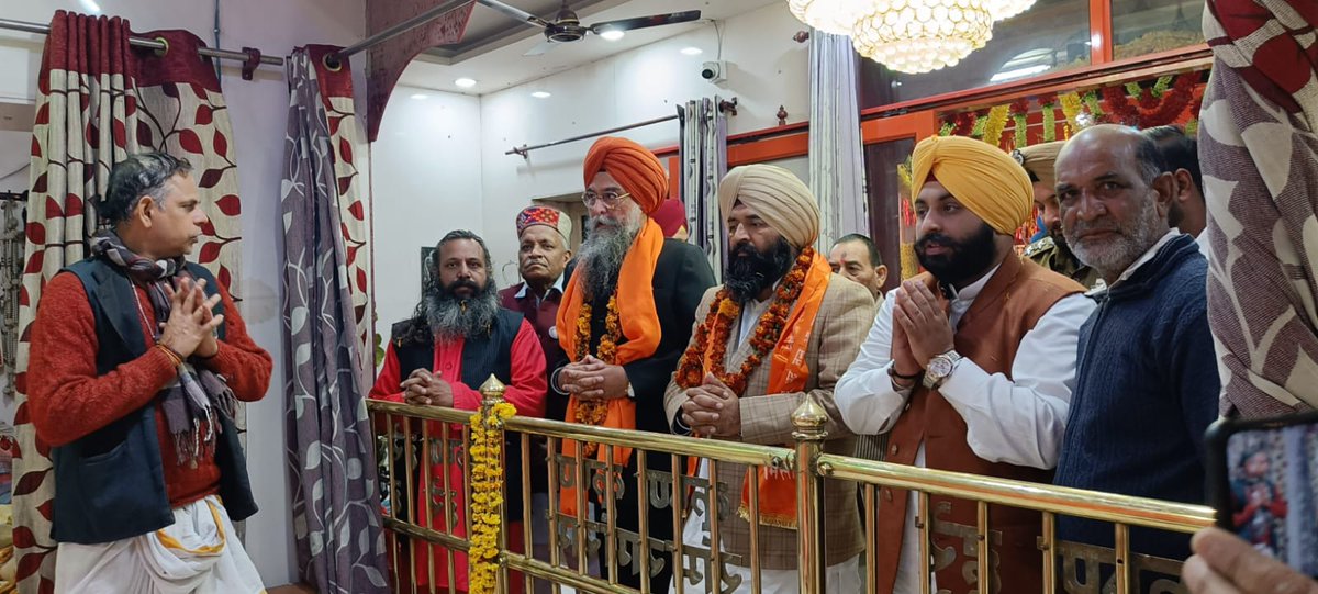 manmohan_bedi's tweet image. ਅੱਜ ਡਿਪਟੀ ਸਪੀਕਰ ਜੈ ਕ੍ਰਿਸ਼ਨ ਸਿੰਘ ਰੋੜੀ ਜੀ ਕੋਟਲਾ ਕਲਾਂ (ਊਨਾ) ਵਿਖੇ ਮਾਣਯੋਗ ਸਪੀਕਰ ਸ. ਕੁਲਤਾਰ ਸਿੰਘ ਸੰਧਵਾਂ ਜੀ ਅਤੇ ਸਿੱਖਿਆ ਮੰਤਰੀ ਸ. ਹਰਜੋਤ ਬੈਂਸ ਜੀ ਨਾਲ ਬਾਬਾ ਬਾਲ ਜੀ ਮੰਦਿਰ ਵਿਖੇ ਨਤਮਸਤਕ ਹੋਏ। @harjotbains @Sandhwan @RouriJai