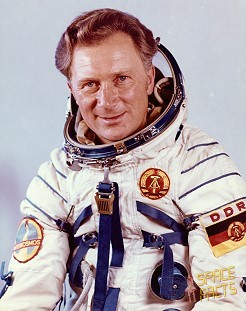 ESA_History's tweet photo. Remembering Sigmund Jähn on what would have been his 86th birthday. Born #OTD 13 February 1937, he was the first German to fly in space as part of the #Interkosmos programme in 1978 @esaspaceflight @ESA_de @DLR_en @DLR_de 👉 https://t.co/mCXlp7wFcg https://t.co/hLTn9JDTa9