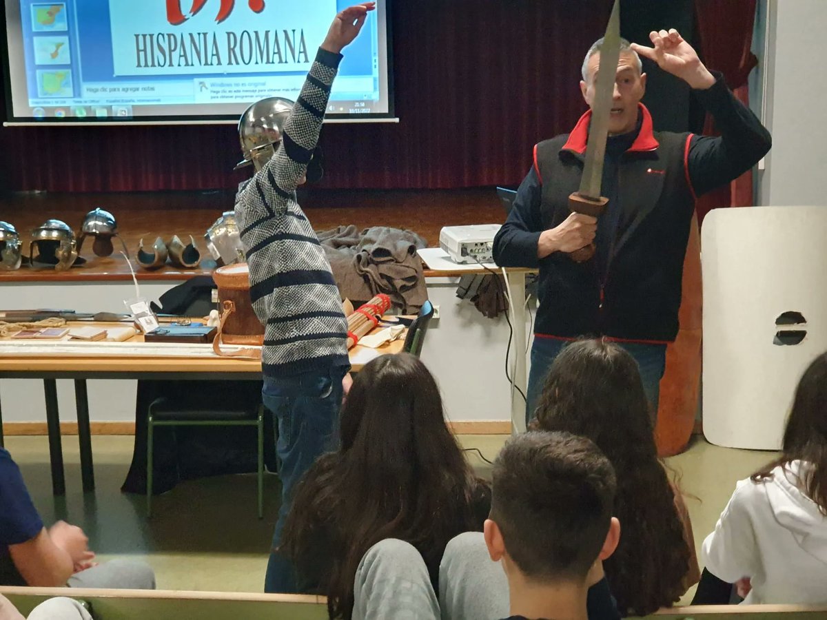 HispaniaRomana's tweet photo. Esta semana pasada, @HispaniaRomana junto a #Recreadores de Galicia, nos hemos pasado por el IES Monte das Moas (Coruña), un habitual año tras año, para charlar con los alumnos de primero y tercero.

#AventurasConLaHistoria https://t.co/y96AeL0nv1
