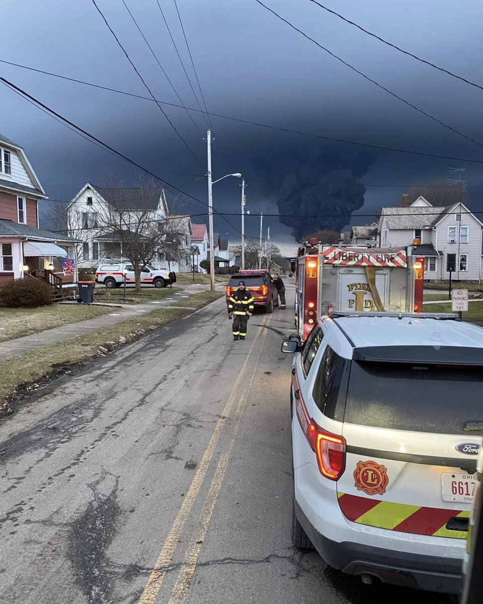 SoftWarNews's tweet image. Ohio: Ikan dan ternak mati dilaporkan sejauh 100 mil dari lokasi.

Wartawan yang meliput berita tersebut telah ditangkap.

Apa yang sedang terjadi?