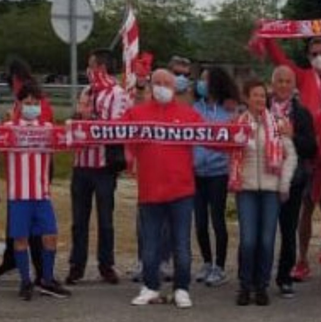 elforomdm's tweet photo. ❤️❤️El Sporting de Gijon  no tendrá títulos pero tiene esto. 😵😵😁😂 @RealSporting https://t.co/jqnf6QZgMB