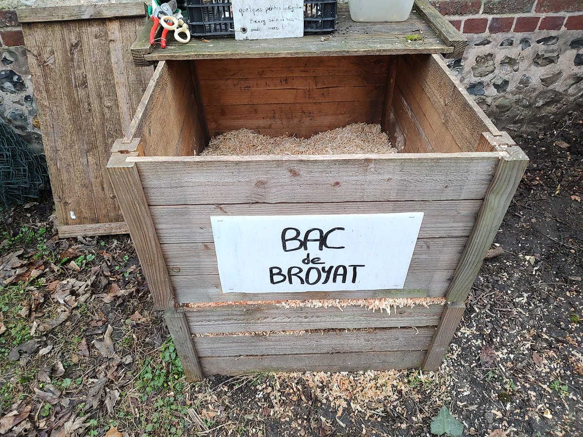 AtelierRouen's tweet photo. Hier nous avons offert nos déchets de copeaux de bois de recup à Achille le composteur, notre composteur de quartier qui fête ses 2 ans 🎁🎂
Joyeux Anniversaire Achille 💚
#coopération #compostage #Rouen #zerodechet #zerowaste #zerogaspi https://t.co/oia0vT6AXG