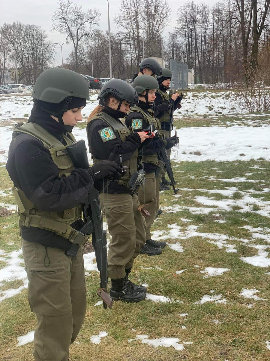 WCR_Pulawy's tweet photo. Kadeci Certyfikowanej Klasy Mundurowej z Zespołu Szkół im. Kajetana hr. Kickiego mają już za sobą, egzamin z edukacji obronnej. Jesteśmy pełni uznania za zaangażowanie w rozwijaniu umiejętności wojskowych w całym cyklu nauczania ☺️ Gratulujemy i życzymy dalszych sukcesów 🥰💪 https://t.co/JG1cP1p0ja
