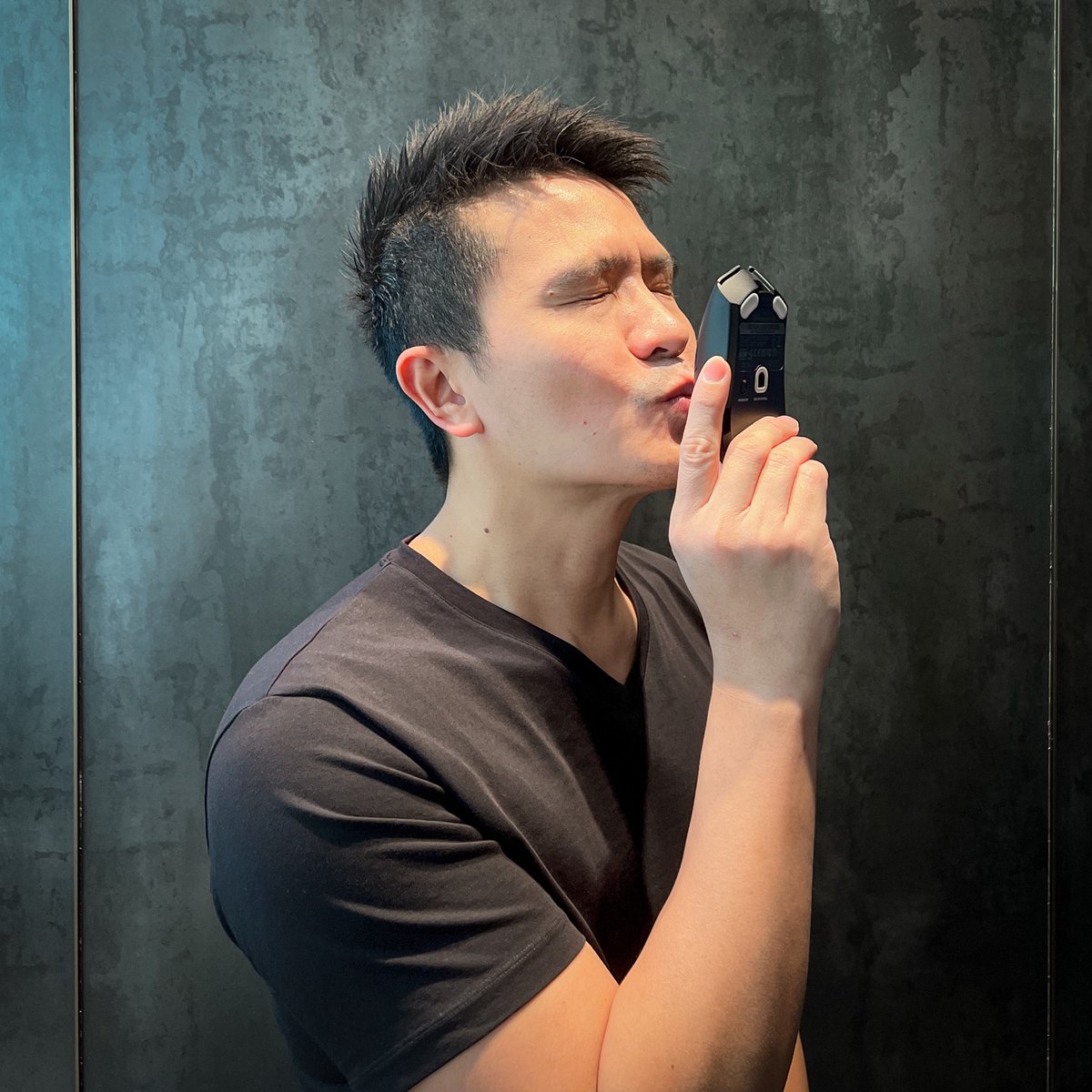 To any lonely souls out there without a date on V-Day like me, tag me in a pic of you kissing your <a href="/Razer/">R Λ Z Ξ R</a> product and I'll  choose 3 photos randomly to win a DeathAdder V3 Pro #drx #VCT2023 #giveaway