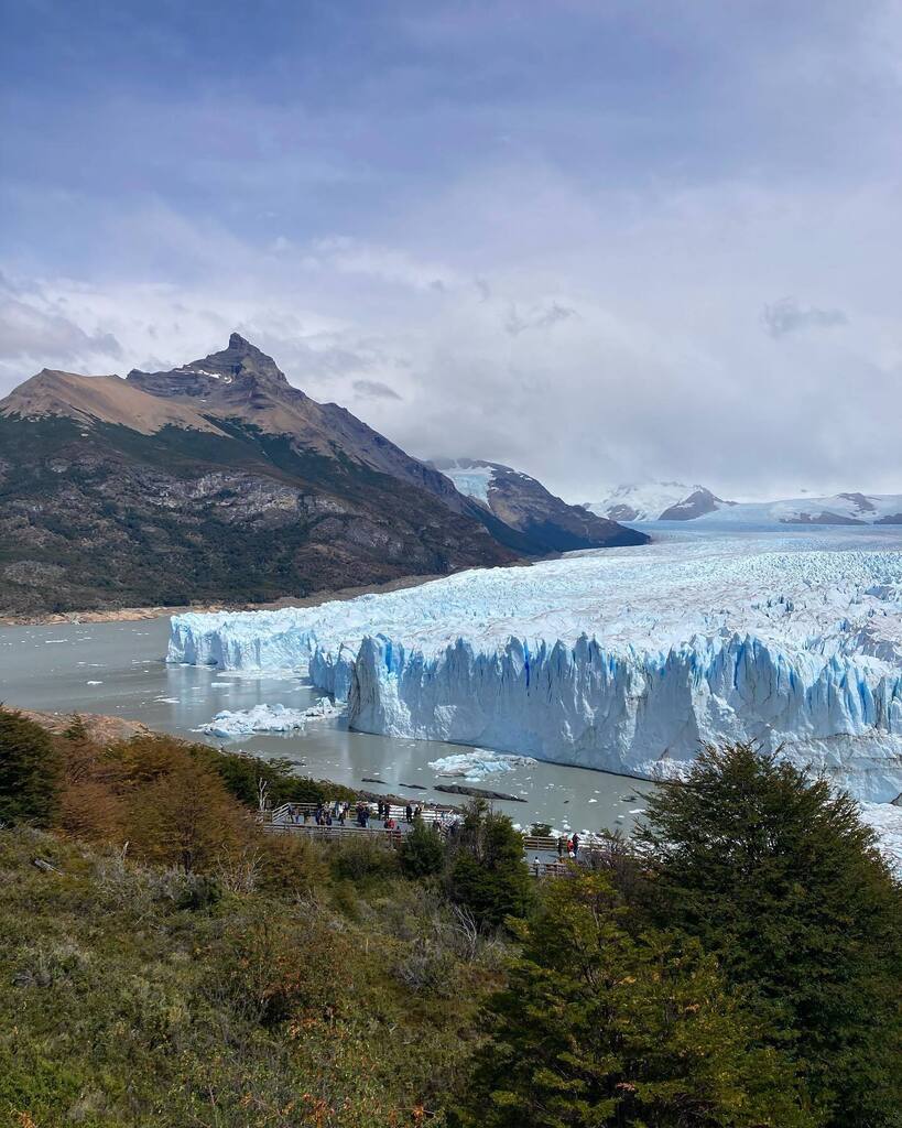 El Calafate: trekking on glaciers and hiking amongst dinosaur bones. instagr.am/p/ComrutKOGt1/