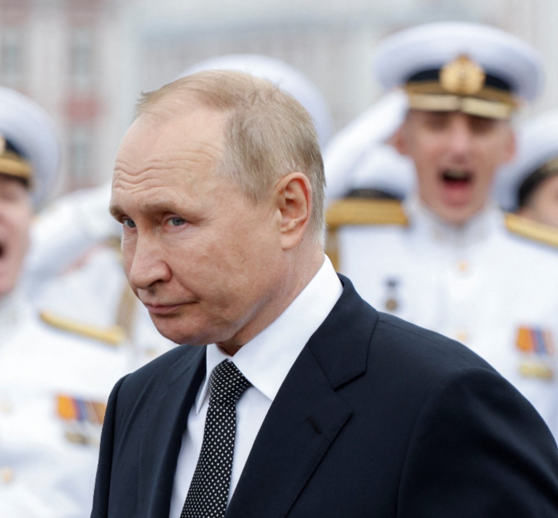 Il puparo muove le fila delle marionette in Occidente. Specie in Italia... Le parole di Berlusconi e il silenzio di Conte e Salvini lo certificano