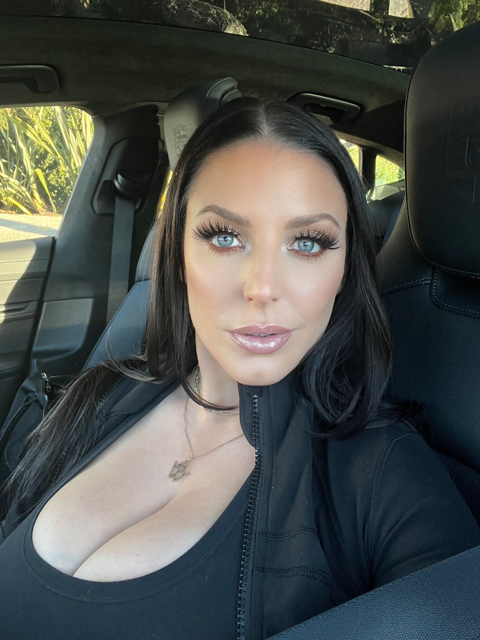 Tw Pornstars 1 Pic Angela White Twitter On My Way ☺️ 333 Pm 13 Feb 2023