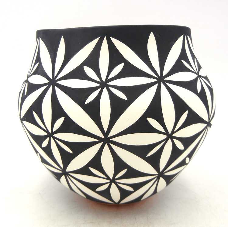 palmstrading's tweet photo. #PotteryTerm: MATTE/SEMI-MATTE - A dull surface finish far less glossy than the burnished black or red ware. Most pottery from Hopi, Acoma, Zia and Picuris is matte.
Jar by #Acoma potter Mary Antonio. https://t.co/HD0C3V9vEb