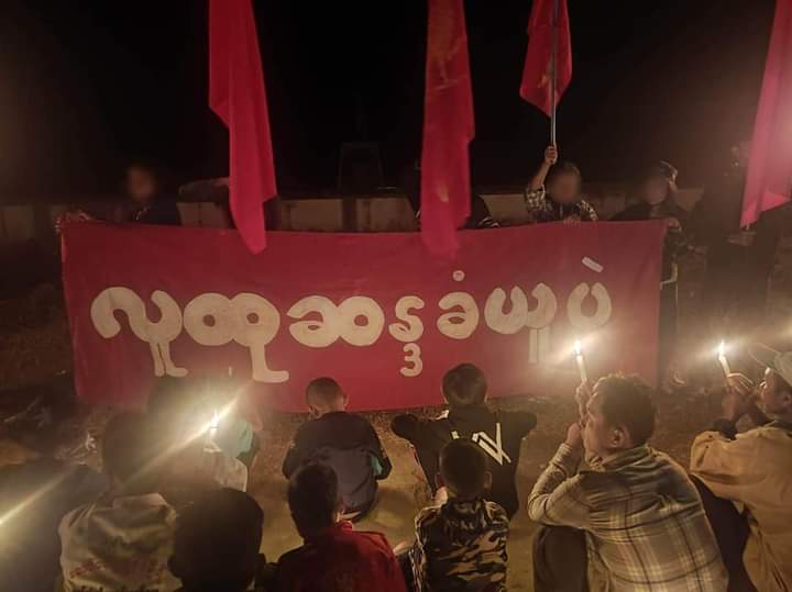 AugustMoe11's tweet photo. 737-day anti-dictatorship candlelight night strike was held by the main strike protesters together with local people, students and youths in Sagaing's #Kalay township on February 13.

#LegalizationOfNUG
#2023Feb13Coup
#WhatsHappeningInMyanmar https://t.co/5BLQ7mDZKT https://t.co/M6QV1x1QI6