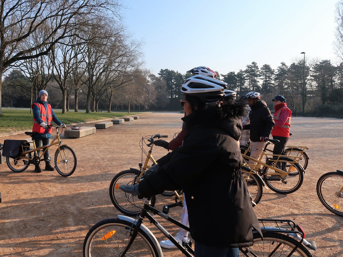 Nouvelle session de formation 𝗣𝗲𝗿𝗺𝗶𝘀 𝗩 en cours avec l'association Eris, qui accompagne des réfugié·es et demandeur·euses d'asile dans leur apprentissage du français. 
Le groupe suivra un programme de 14h de cours de vélo, avec notre nouvelle flotte de <a href="/JeanFourche1/">Jean Fourche</a> 🤩