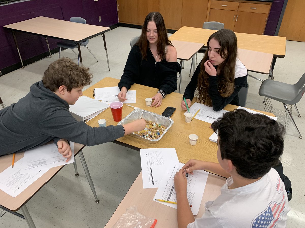 7th Accelerated channeling their inner bird today… Exploring how variation and adaptation in “bird beaks” can lead to changes in populations over time! <a href="/RRMSRoyalKnight/">RRMS</a> <a href="/Royalmurph_RRMS/">Angie Murphy</a> #RRMSALLIN