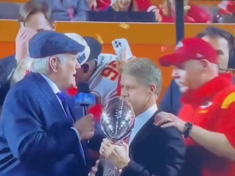 Terry Bradshaw Telling Andy Reid To 'Waddle Over Here' Is The Funniest, Most Disrespectful Thing You Can Say In That Moment barstoolsports.com/blog/3456125/t…