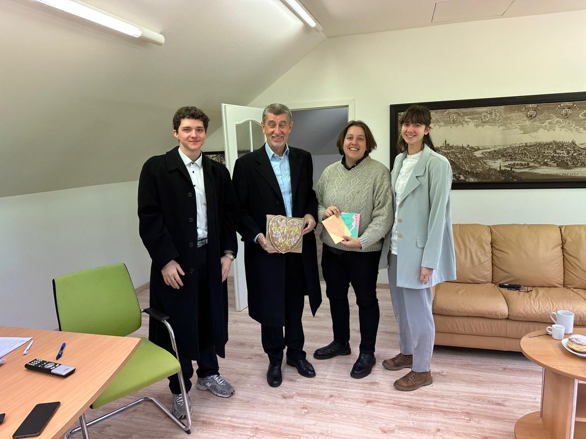 Přišlo WhatsAppem.😉

Fotku z dnešního valentýnského setkání s <a href="/AndrejBabis/">Andrej Babiš</a> nám (skutečně WhatsAppem) zaslala Karolína z #MostPride. Téma schůzky? Manželství pro všechny páry. Děkujeme, že za poslanci a poslankyněmi chodíte. 🙏