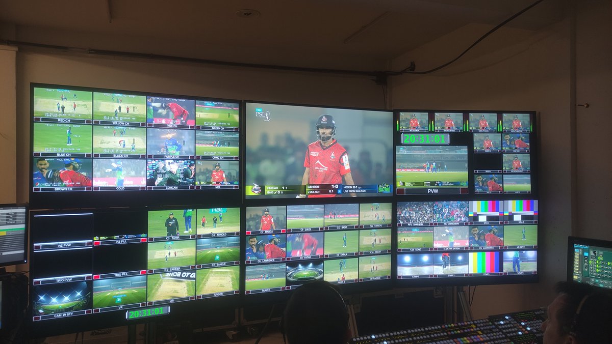 Manjlvl's tweet photo. Bada Boom Bada Bing. We are live! 
#HBLPSL8 #MSvLQ https://t.co/yN0b173WTM