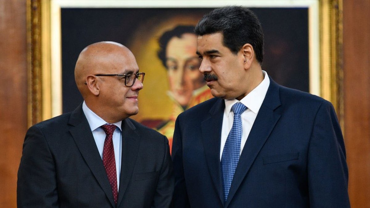 luzmarquez1415's tweet photo. #ReporterosDeCalle 
En presuntas reuniones que llevan a cabo CILIA y MADURO CON JORGE RODRÍGUEZ @ConCiliaFlores y @NicolasMaduro  @jorgerpsuv Están negociando la entrega de Diosdado @dcabellor a la #DEA para ellos tener un salvo conducto y salir del país y así Maduro no va preso https://t.co/py0IKvXdko