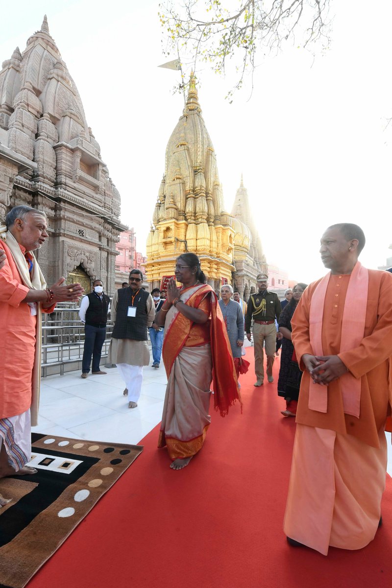 airnewsalerts's tweet photo. President #DroupadiMurmu visited Kashi Vishwanath Temple in #Varanasi and performed Pooja. She also attended the famous Ganga Aarti at the ghat. https://t.co/RiCNnLIZqm