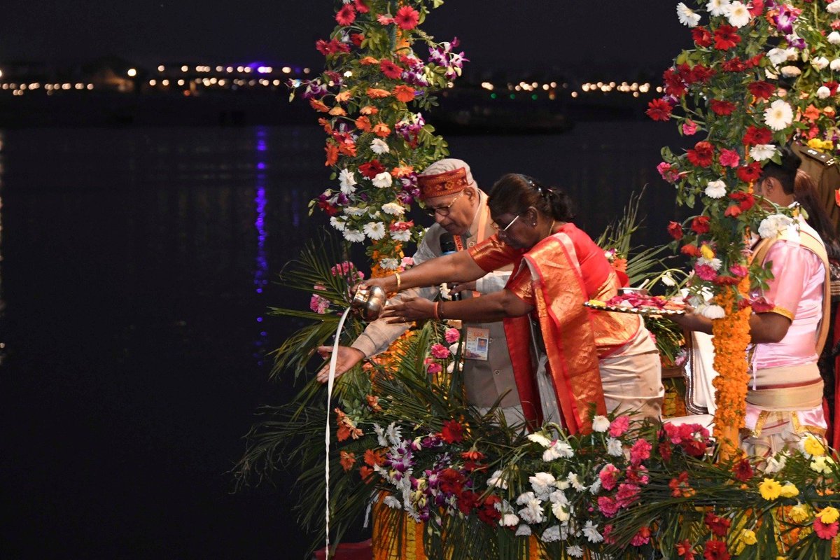 airnewsalerts's tweet photo. President #DroupadiMurmu visited Kashi Vishwanath Temple in #Varanasi and performed Pooja. She also attended the famous Ganga Aarti at the ghat. https://t.co/RiCNnLIZqm