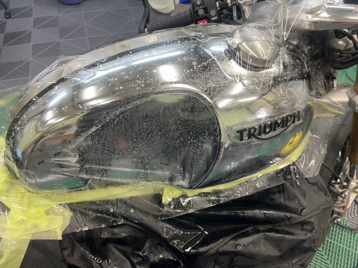 rpmizz's tweet photo. バイクのプロテクションフィルム施工は、高めとなります😓
今回はメッキという事もあり、納得いくまでに10回以上貼り直ししてしまいました💦
次回は、無いかも😅
https://t.co/ung8WDIa28
#プロテクションフィルム #バイク #トライアンフ #スラクストン #protectionfilm #triumph #愛知 #岐阜 https://t.co/5FVANQ96yf