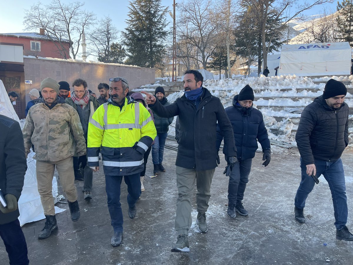 Maraş’a bağlı Nurhak ilçesinde Belediye emekçileri, Tokat Kınık Belediye Başkanı Güven Arslan ve halkla bir araya geldik. 

Depremin yarattığı yıkım ve halkın ihtiyaçlarına dair konuları ele aldık. 

<a href="/NurhakBelediye/">Nurhak Belediyesi</a> <a href="/ovacikdogal62/">Ovacık Doğal</a> <a href="/SMFmerkez/">Sosyalist Meclisler Federasyonu</a> <a href="/tkpninsesi/">TKP</a> <a href="/dkadinhareketi/">Demokratik Kadın Hareketi - DKH</a>