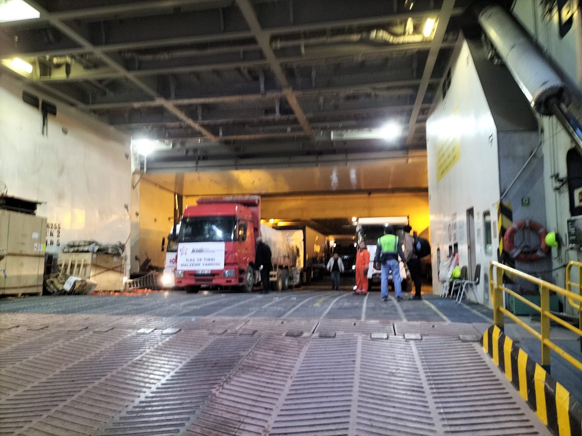 AFAD ve ERLİK organizasyonuyla önceki gece AnadoluPort’tan yüklediği iş makineleri, yardım malzemeleri, SMA hastası çocuklarımızın mama ve ilaçlarını depremzedelere götüren TRANSFIGHTER isimli 2’nci Ro-Ro gemisi, Mersin Limanı’na yanaştı. <a href="/sjw_erlik/">ERLIK</a> <a href="/Solonthesage/">nigredo</a> <a href="/karahanli/"></a>