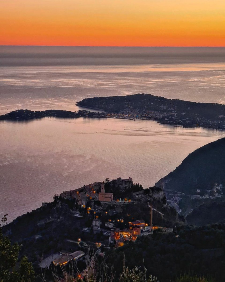 🇫🇷Coucher de Soleil tout en délicatesse des hauteurs d'Eze!🥰🌅 . . . 🇬🇧A delicate sunset from the heights of Eze!🥰🌅 . . . 📸grainesdecocotte(IG) #Eze #Ezevillage #ExploreNiceCotedAzur #CotedAzurFrance #OnATousBesoinduSud #JeredecouvrelaFrance #AlpesMaritimes #MagnifiqueFrance