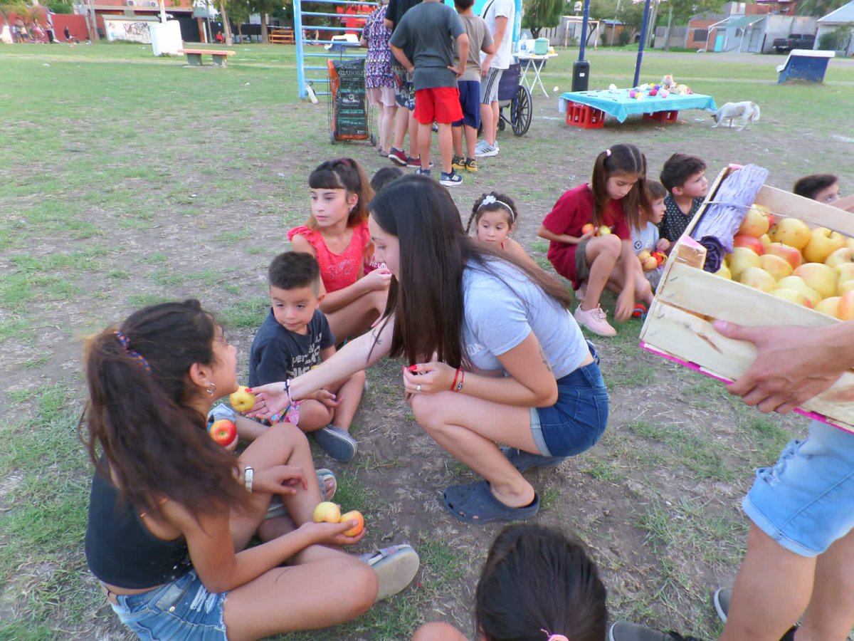 EncuentroMerlo's tweet photo. 🐧 Seguimos militando en los barrios por eso es que Néstor sigue vivo.

➡️ En #AltosDeMerlo junto a las infancias y familias del barrio pasamos una tarde de actividades y merienda. 

💙 Construyendo más #NuevoEncuentro. Sumate! https://t.co/7xEYCGOUMG