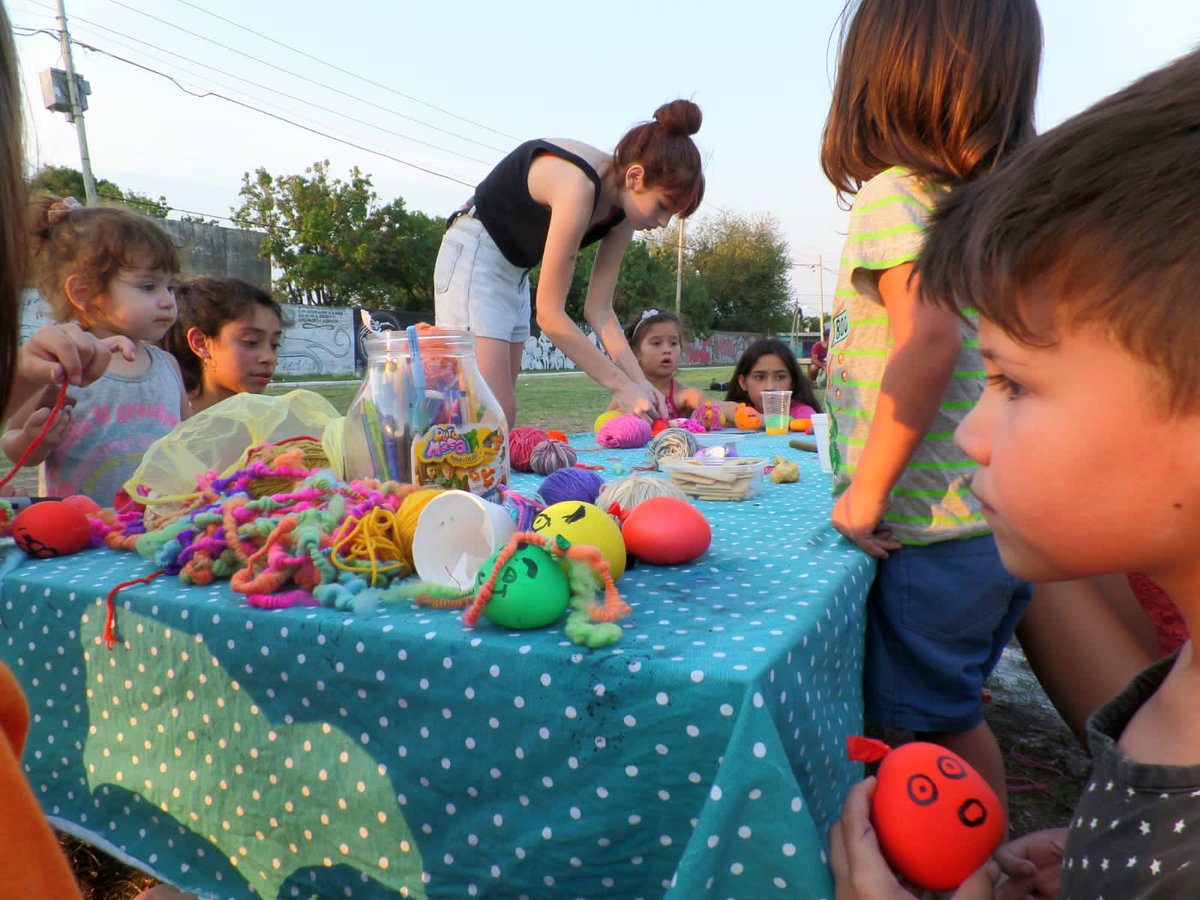 EncuentroMerlo's tweet photo. 🐧 Seguimos militando en los barrios por eso es que Néstor sigue vivo.

➡️ En #AltosDeMerlo junto a las infancias y familias del barrio pasamos una tarde de actividades y merienda. 

💙 Construyendo más #NuevoEncuentro. Sumate! https://t.co/7xEYCGOUMG