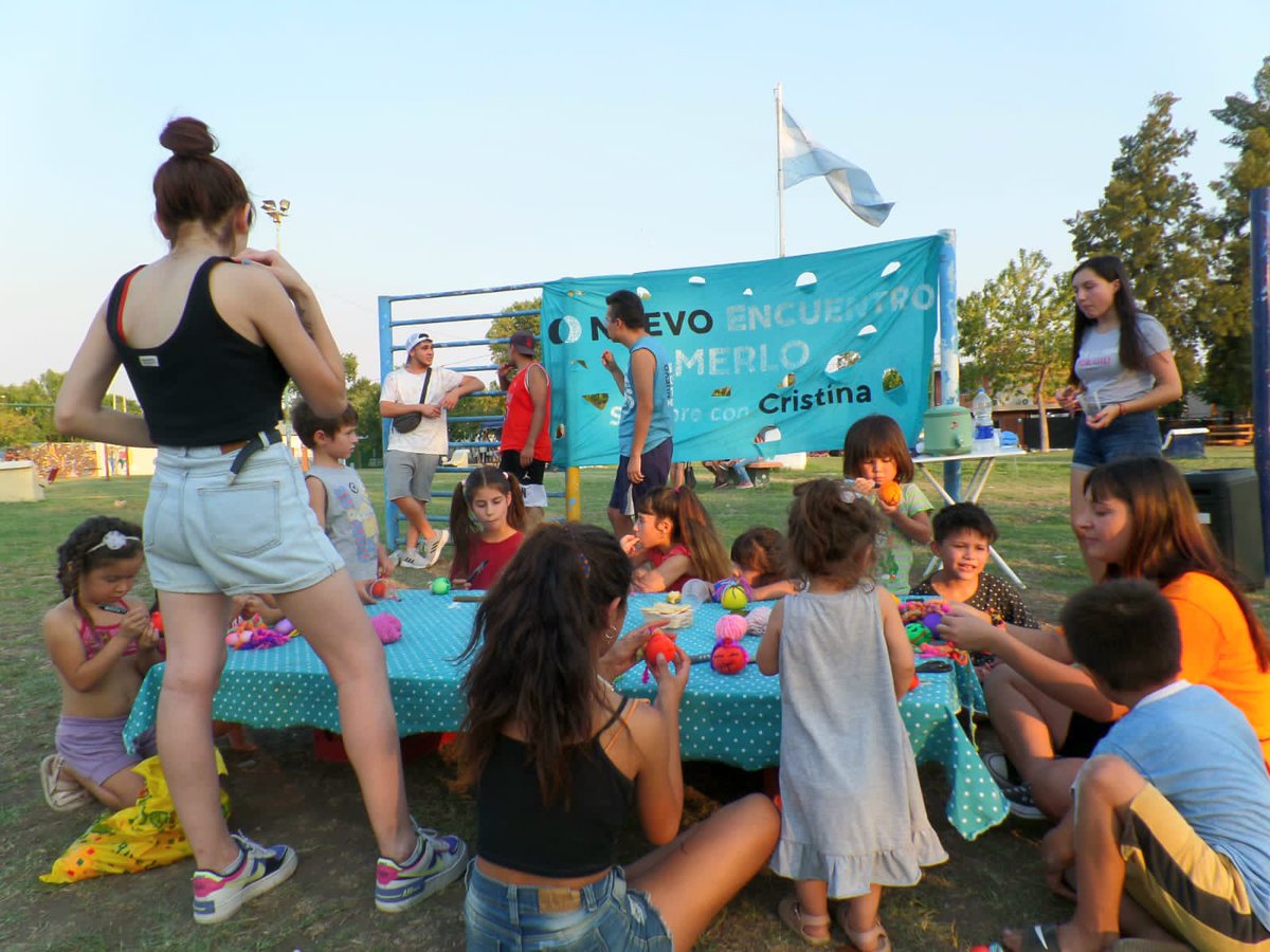 EncuentroMerlo's tweet photo. 🐧 Seguimos militando en los barrios por eso es que Néstor sigue vivo.

➡️ En #AltosDeMerlo junto a las infancias y familias del barrio pasamos una tarde de actividades y merienda. 

💙 Construyendo más #NuevoEncuentro. Sumate! https://t.co/7xEYCGOUMG