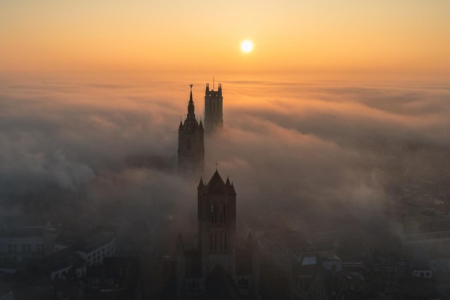 DeGentenaar's tweet photo. “Op dit moment wacht ik al 5 jaar”: fotograaf legt sprookjesachtige zonsopgang boven Gent vast https://t.co/jxfRADzUhn https://t.co/WkQsPVijtQ
