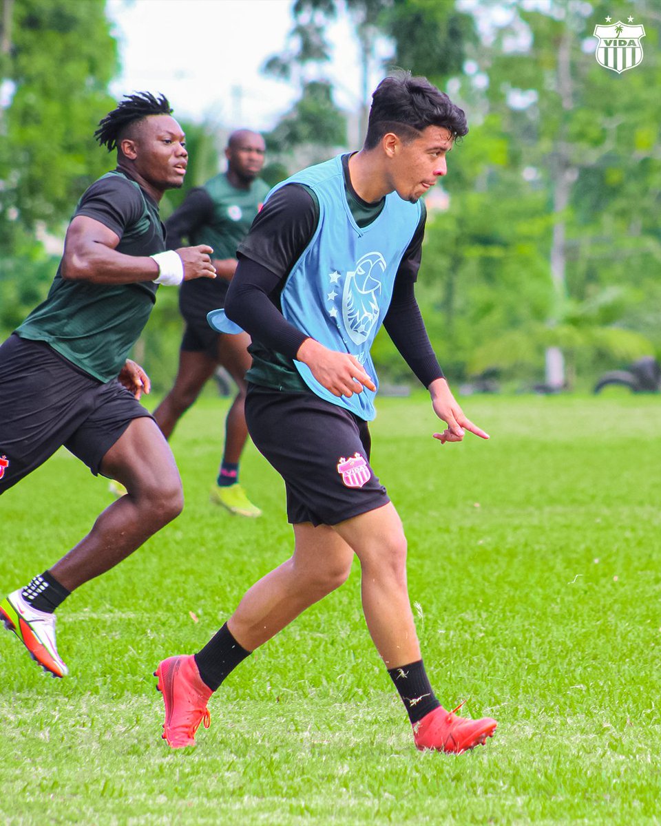 cdsvidaoficial's tweet photo. 🙏Labores.
🔜 #VICTORIAVIDA #ClasicoCeibeño
.
#Entrenamientos #PoneleVida #Cocoteros #EsaVidaJuegaPaps #FamiliaCocotera #CDVIDA #LaCeiba https://t.co/WntCur259z