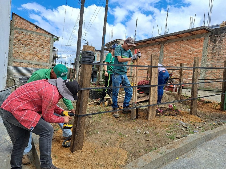 sincensurapop's tweet image. en el barrio Los Campos LA @AlcaldiaPopayan  realizó el cerramiento y siembra de 120 plantas ornamentales. Ahora, este espacio luce aún más agradable. Estas jornadas de la secretaría #DAFE Continuarán para sembrar vida en cada rincón de Popayán