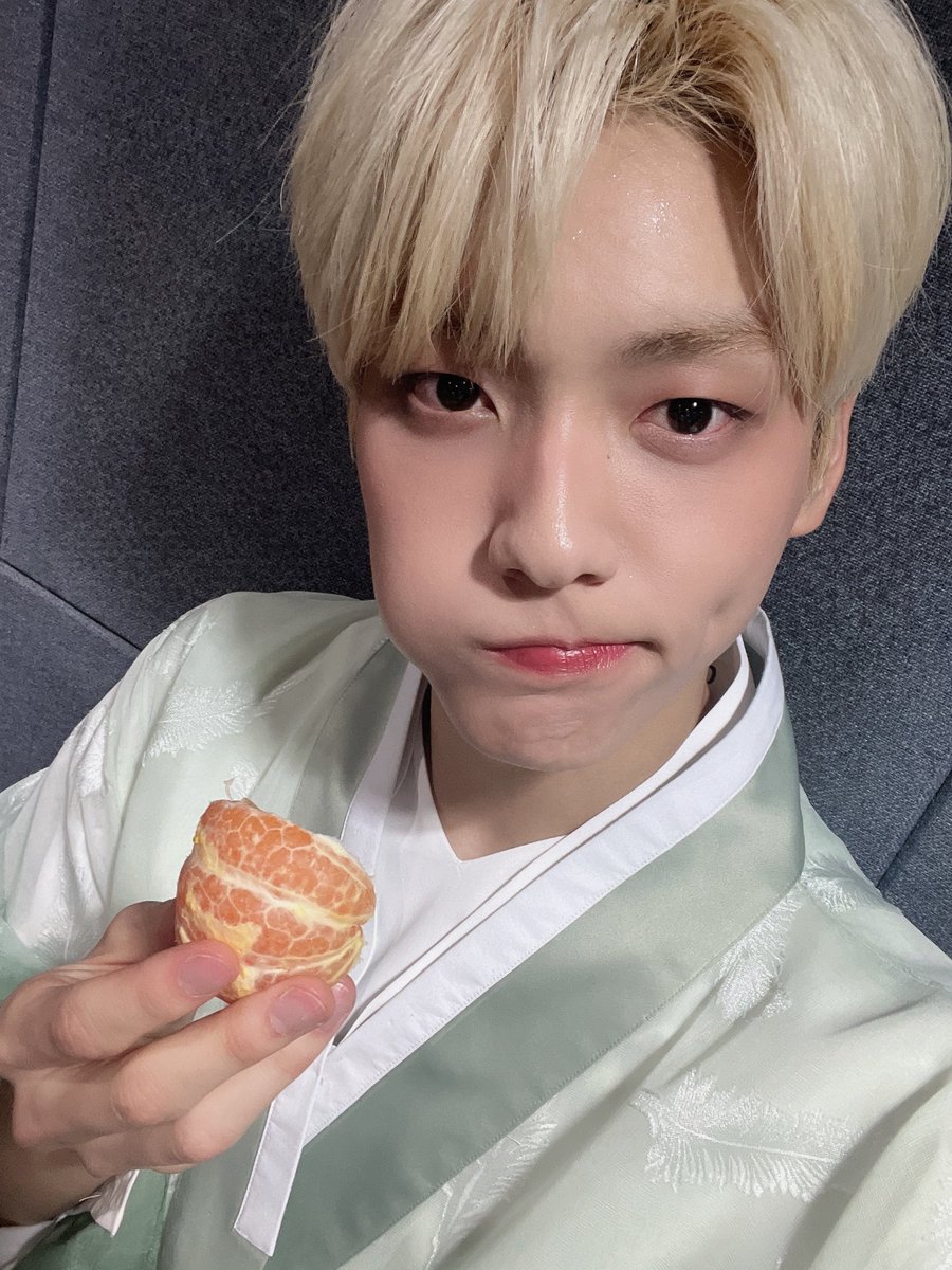 TXT_SOOBIlN's tweet photo. 데뷔 후 첫 인기가요 1위!!
모아들 덕분에 마지막 날까지도 행복하고 기쁜 활동이네요
감사합니다! 모아들도 멤버들도 너무 고생 많았어요
3주 내내 저희 투바투랑 모아 예뻐해주시고 챙겨주신 ���기가요도 너무너무 감사합니다 덕분에 매주 일요일이 반가웠어요 https://t.co/mvq0zsm3hi