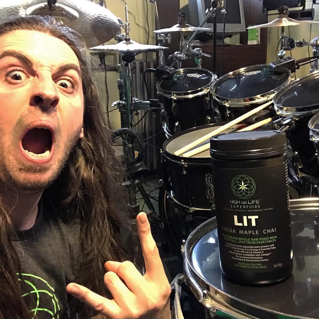 Highonlifefood's tweet photo. @66samus and @terrance.hobbs.9 of @suffocationofficial  💪😎🤘letting the metal flow with HIGH on LIFE superfoods LIT 🔥
.
.
.
#66samus #highonlifesuperfoods #metal #heavymetal #terrancehobbs #suffocation 
#guitar #guitarist #deathmetal 
#blastbeats #doublebass #deathmetal https://t.co/BthzbA8jJY