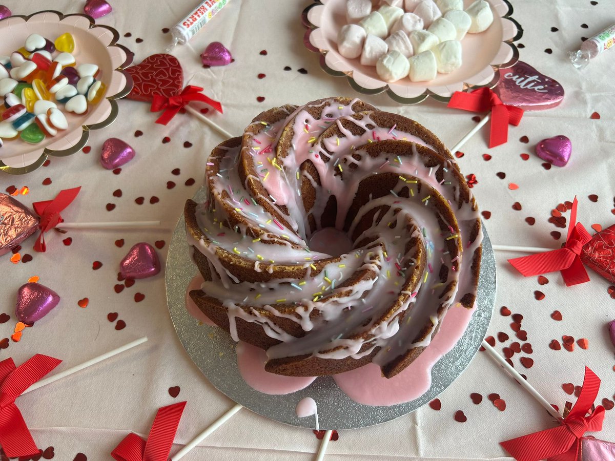 SamanthaWhann's tweet photo. Happy #galentines Gorgeous cake just makes Mondays even better! Thank you @Cat_Daly93 &amp; @bethcollim_x  The loveliest colleagues ever 🎂🌸🍎🍭💕 https://t.co/AZJqbYOFU4