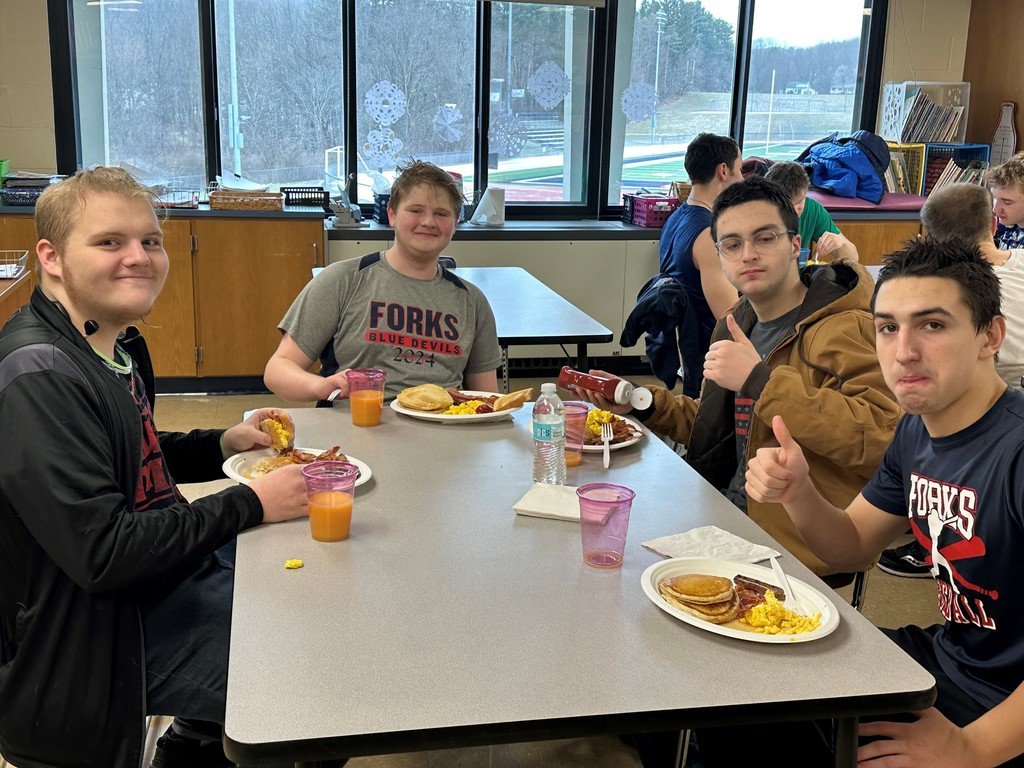 Over the weekend, the Varsity Boys Swim team was able to host their annual Father/ Son breakfast!  After three years of not being able to have this, Coach Starr worked together with his boosters to bring back a well-loved traditional event enjoyed by all.